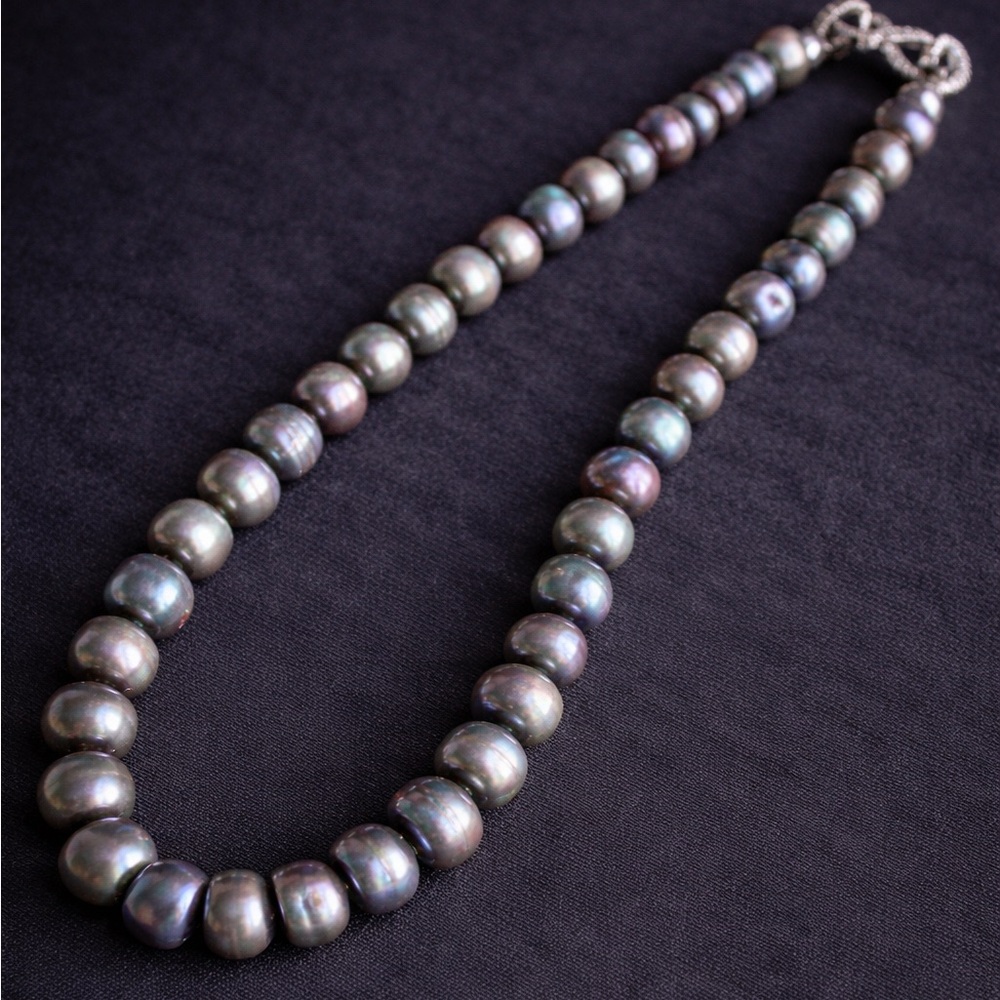 Peacock Freshwater Pearl Necklace – Iridescent Gray Green Tones